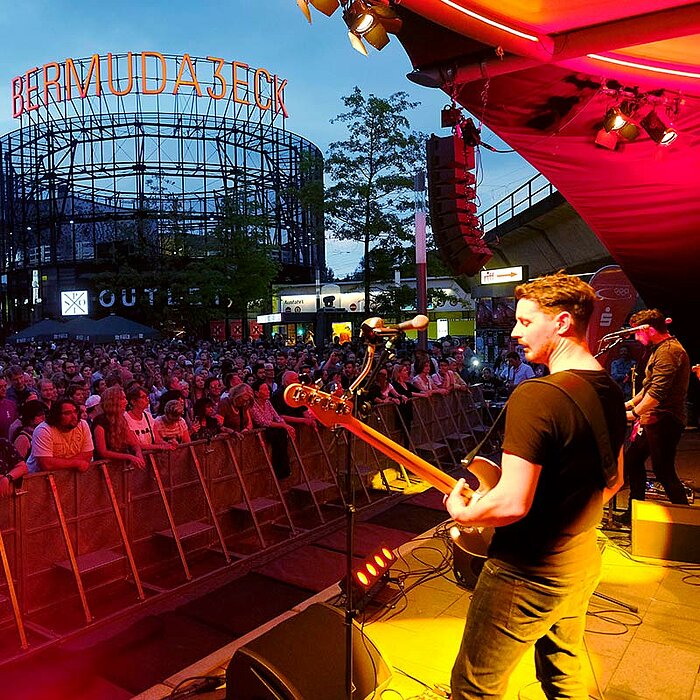 Eine Band spielt bei Bochum total