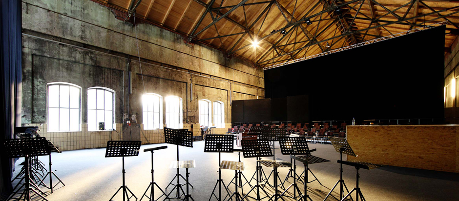 Orchesterpulte in einer Industriehalle